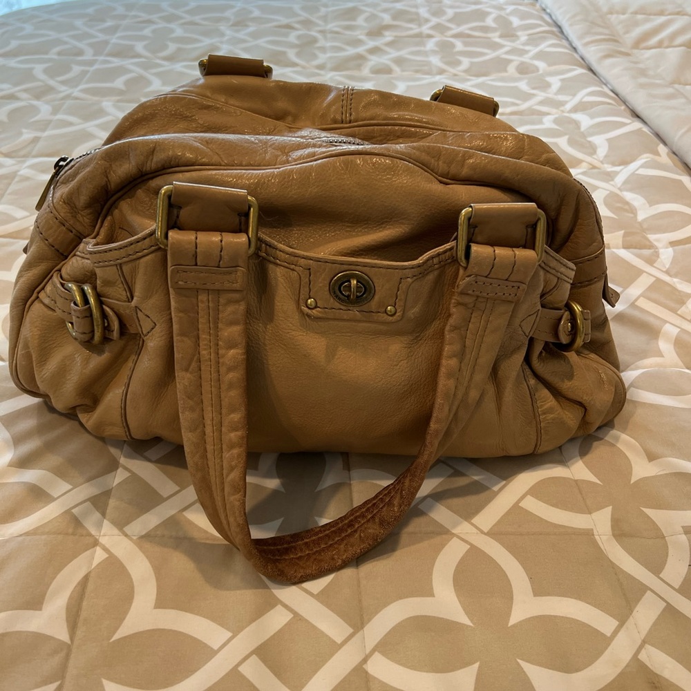 MARC BY MARC JACOBS TAN TURNLOCK CORE BOWLER BAG
